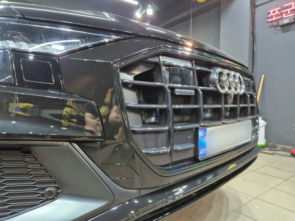 Audi Q8のカーラッピング事例｜クローム除去で高級感アップ 施工写真 2-2