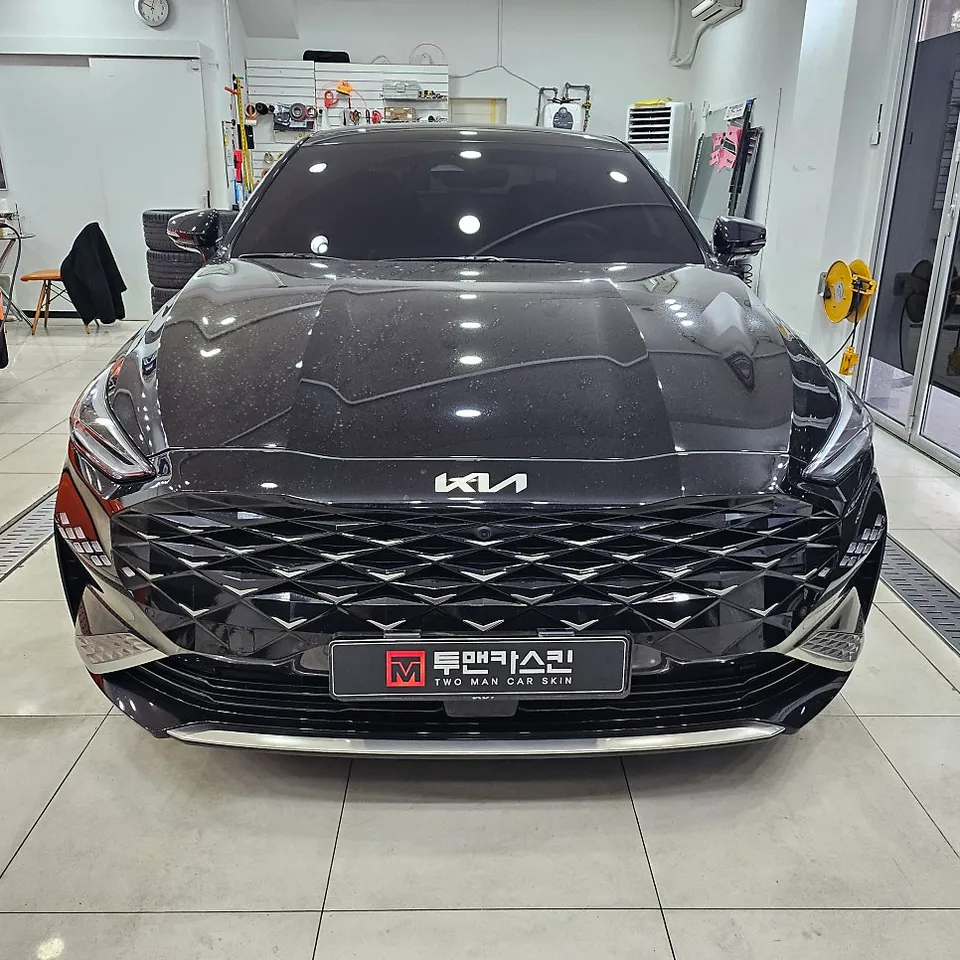 Kia K8 Vinyl Wrap: Chrome Delete & Emblem Swap Review photo 2