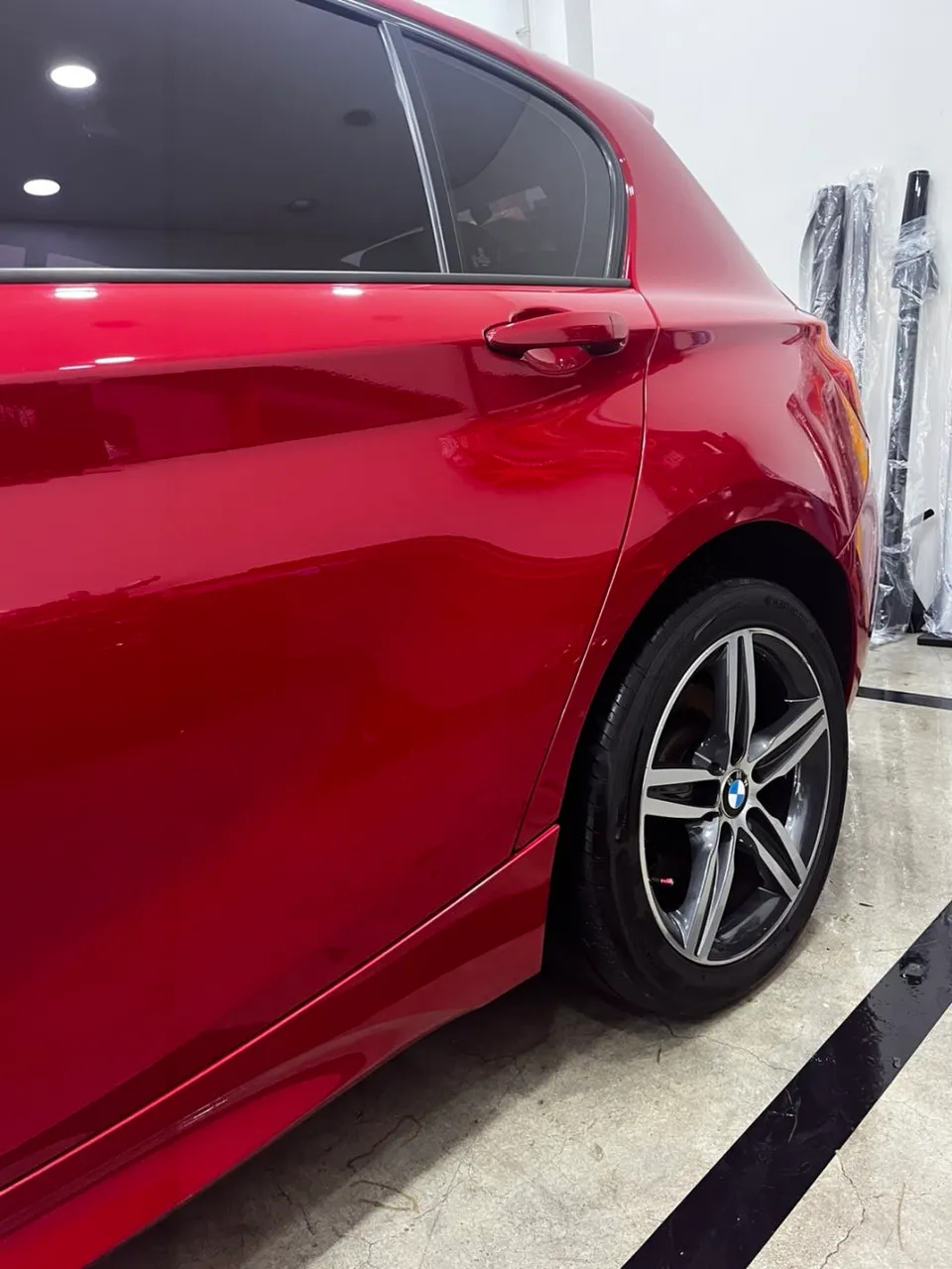 BMW 1 Series F20のカーラッピング事例:Z3M風デカールとクローム除去 施工写真 3-1