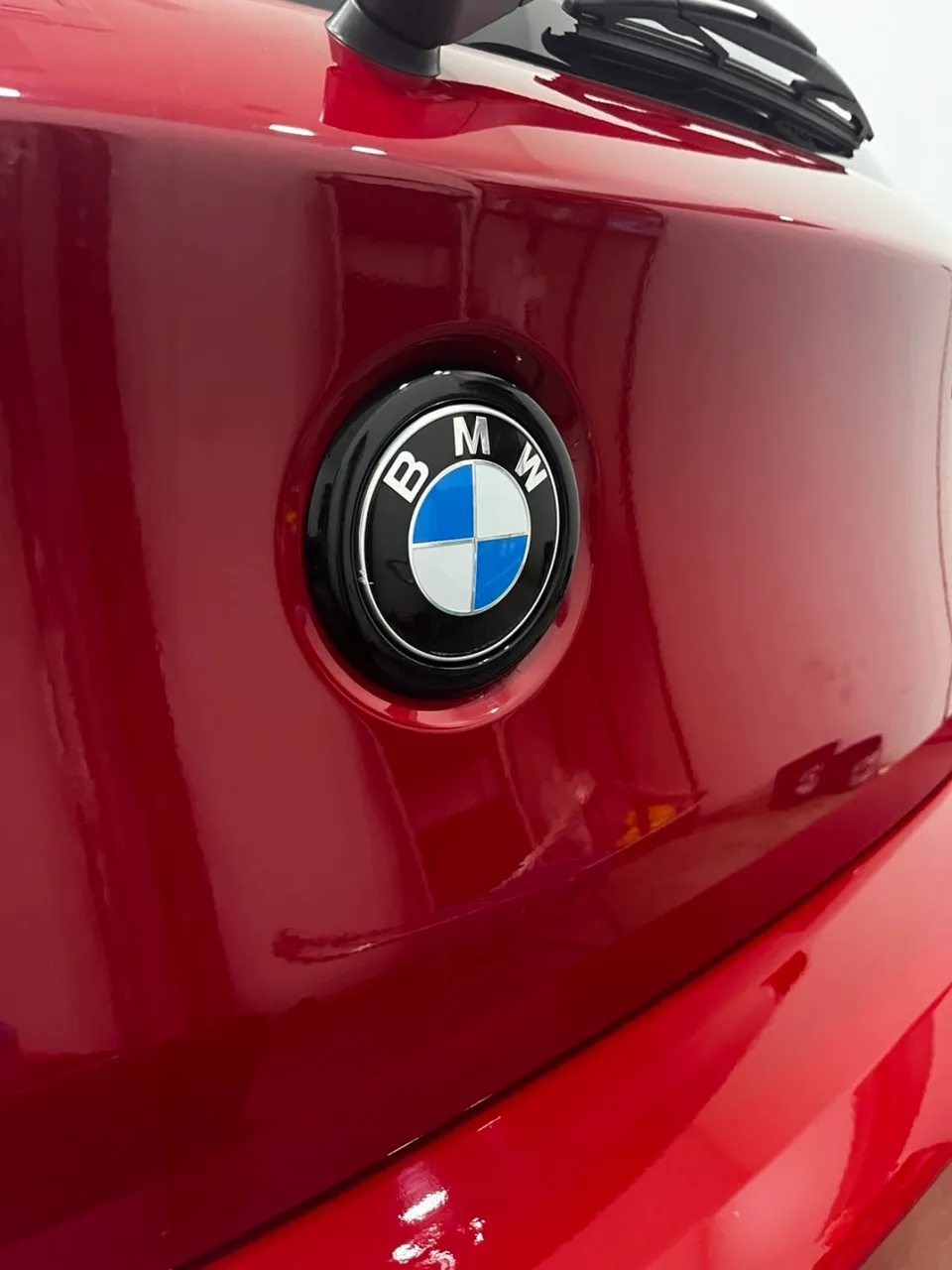 BMW 1 Series F20のカーラッピング事例:Z3M風デカールとクローム除去 施工写真 3-2