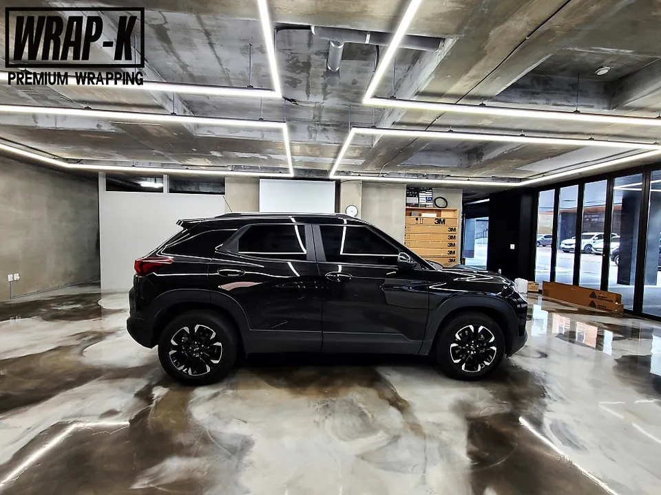 Chevrolet Trailblazer vinyl wrap - Chevrolet Trailblazer Vinyl Wrap Review: All-Black Style photo 3