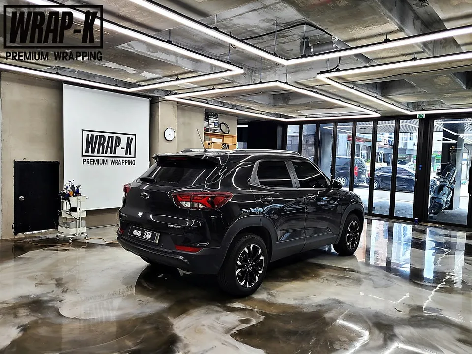 Chevrolet Trailblazer vinyl wrap - Chevrolet Trailblazer Vinyl Wrap Review: All-Black Style photo 4