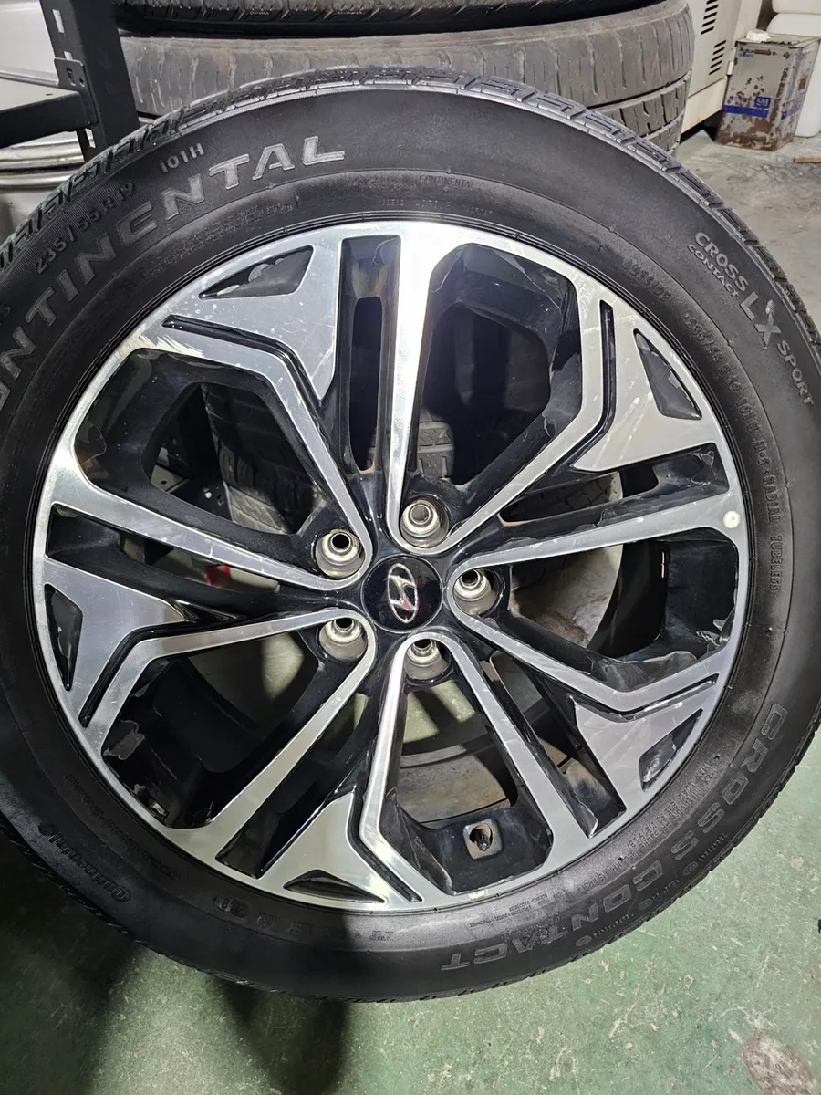 Hyundai Santa Fe TMのホイールリペア・塗装事例 施工写真 4-1