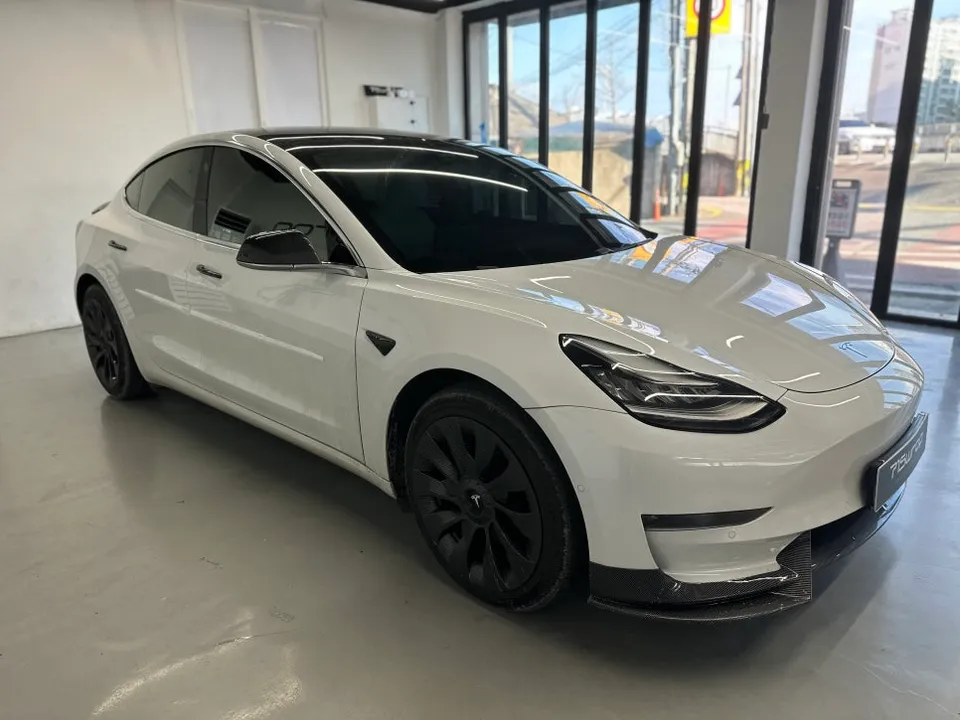 Tesla Model 3 vinyl wrap - Tesla Model 3 Vinyl Wrap: Satin Black Chrome Delete Review photo 3