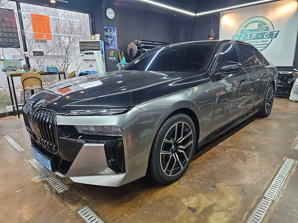 BMW i7のカーラッピング事例|費用目安・仕上がり 施工写真 2-1