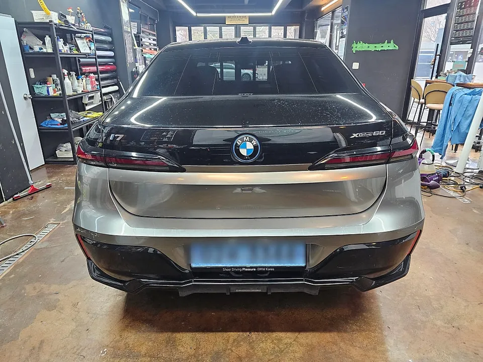 BMW i7のカーラッピング事例|費用目安・仕上がり 施工写真 2-2