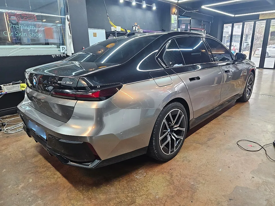 BMW i7のカーラッピング事例|費用目安・仕上がり 施工写真 3-2