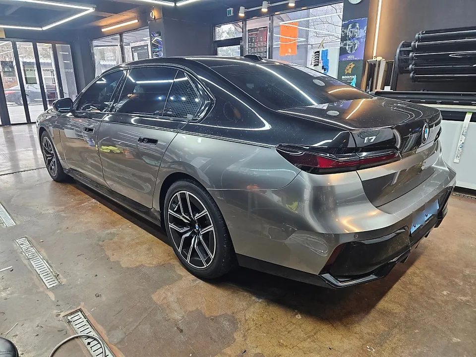 BMW i7のカーラッピング事例|費用目安・仕上がり 施工写真 1-3