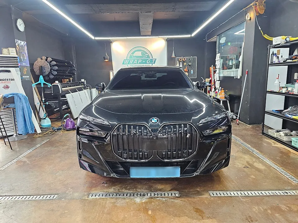 BMW i7のカーラッピング事例|費用目安・仕上がり 施工写真 3-3
