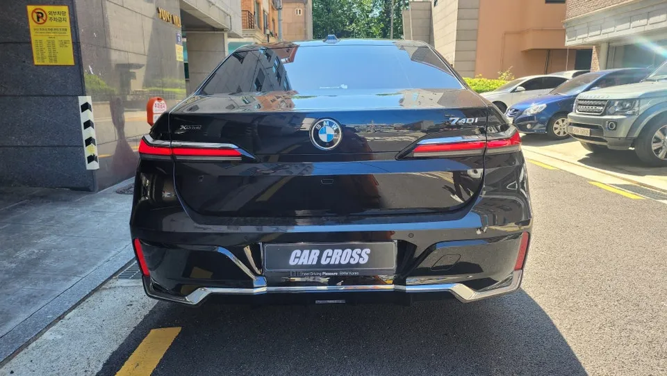 BMW 7 Series G11/G12のカーラッピング事例｜クロームパーツのブラックアウト 施工写真 2-1