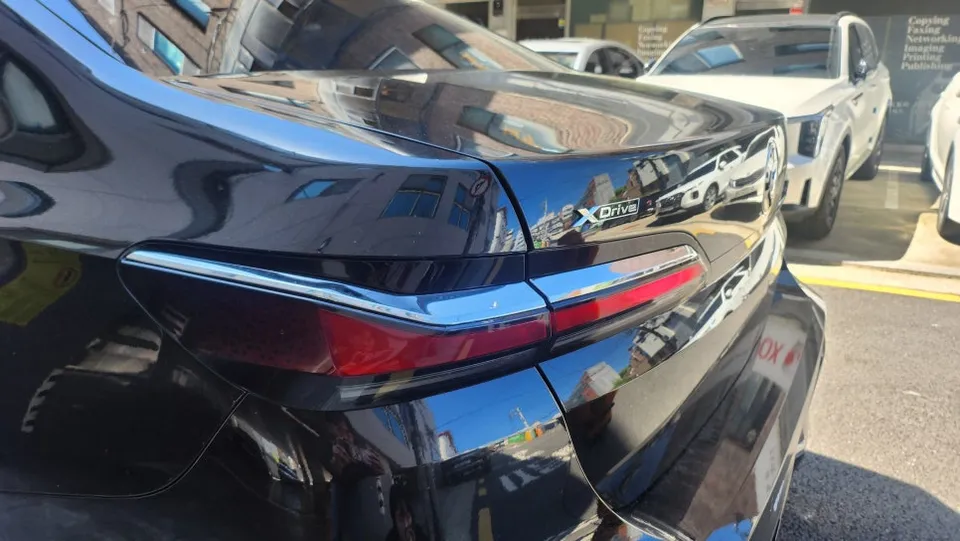 BMW 7 Series G11/G12のカーラッピング事例｜クロームパーツのブラックアウト 施工写真 2-2
