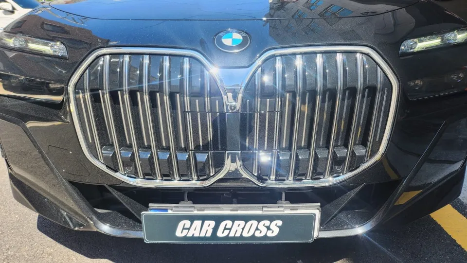 BMW 7 Series G11/G12のカーラッピング事例｜クロームパーツのブラックアウト 施工写真 3-2