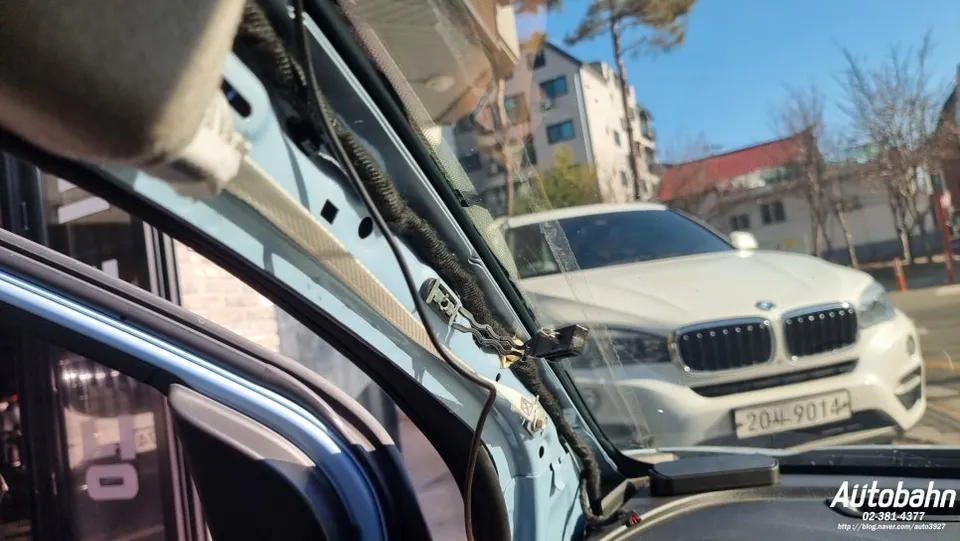 BMW X5のドラレコ取付事例｜費用目安と仕上がり 施工写真 1-2