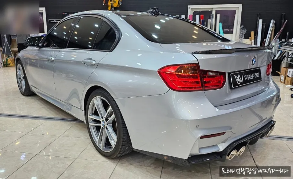 BMW 3 Seriesのカーラッピング事例|ミッドナイトグリーン 施工写真 3-2