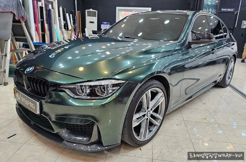 BMW 3 Seriesのカーラッピング事例|ミッドナイトグリーン 施工写真 3-3