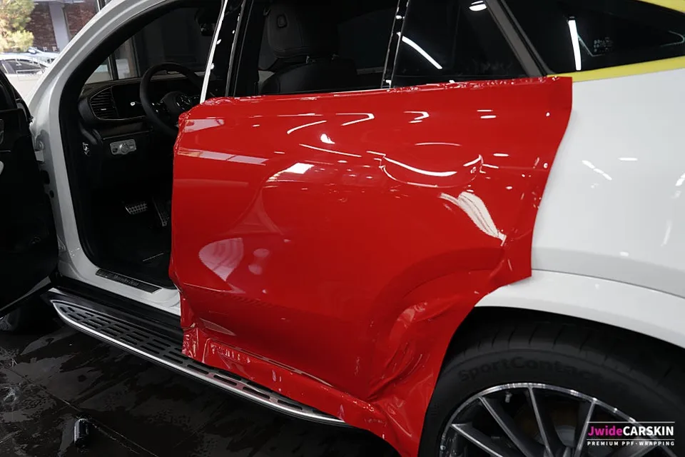 Mercedes-Benz GLE 450のカーラッピング事例|高光沢レッドの変身 施工写真 3-1