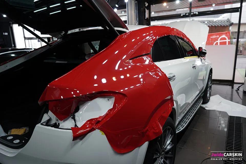 Mercedes-Benz GLE 450のカーラッピング事例|高光沢レッドの変身 施工写真 1-3