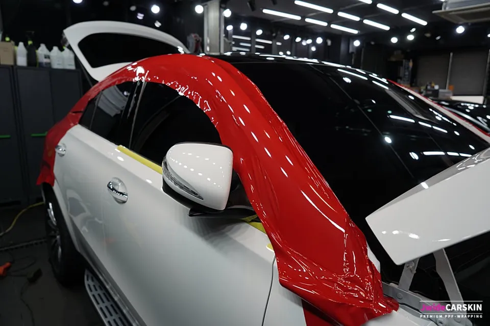 Mercedes-Benz GLE 450のカーラッピング事例|高光沢レッドの変身 施工写真 2-3