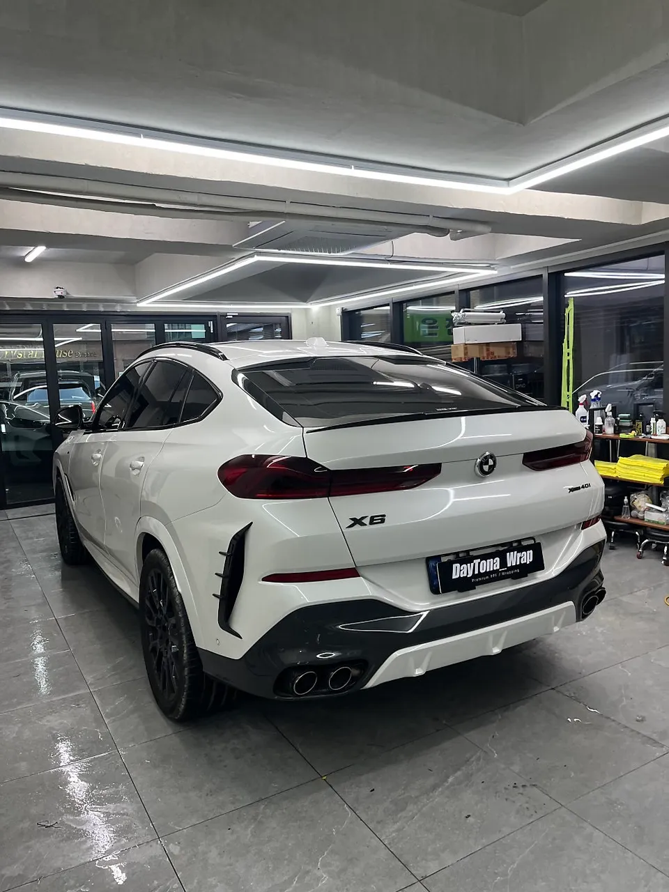 BMW X6のカーラッピング事例|AMGグレーへの変貌 施工写真 2-1