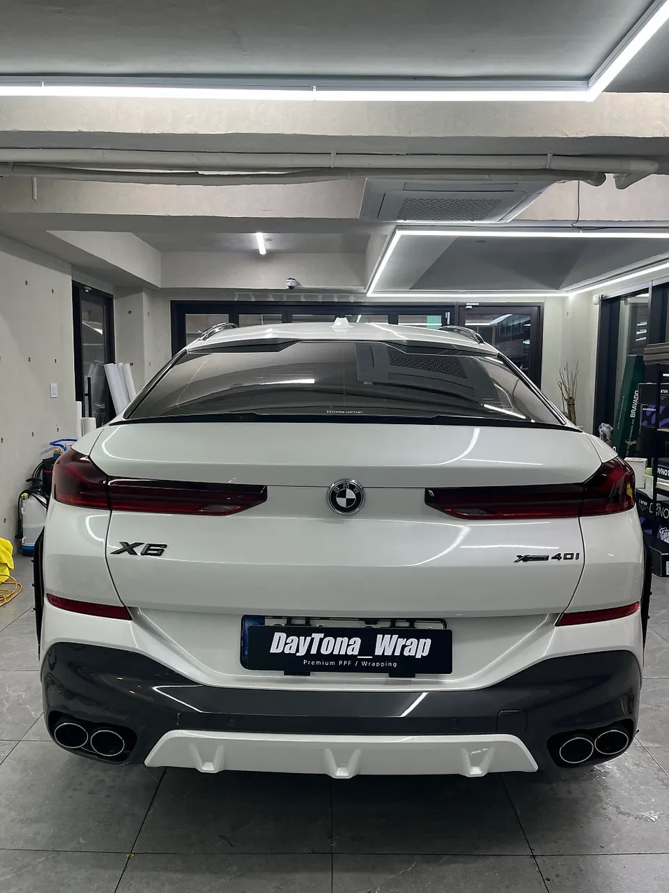 BMW X6のカーラッピング事例|AMGグレーへの変貌 施工写真 3-1