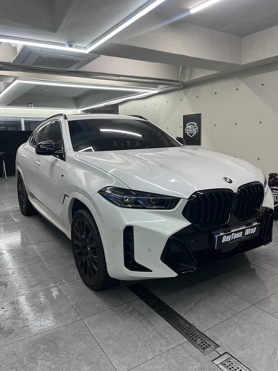 BMW X6のカーラッピング事例|AMGグレーへの変貌 施工写真 1-2