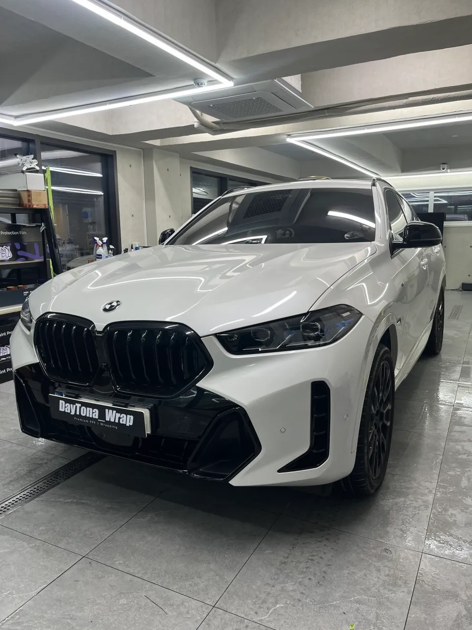 BMW X6のカーラッピング事例|AMGグレーへの変貌 施工写真 2-2