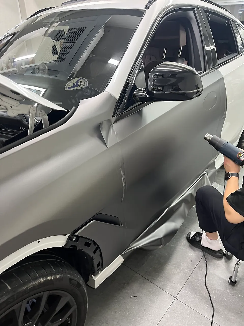 BMW X6のカーラッピング事例|AMGグレーへの変貌 施工写真 2-3