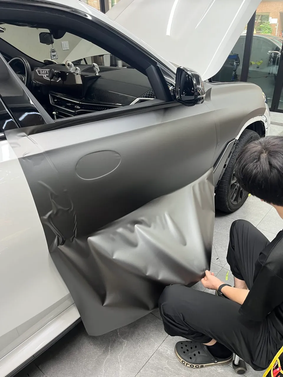 BMW X6のカーラッピング事例|AMGグレーへの変貌 施工写真 3-3