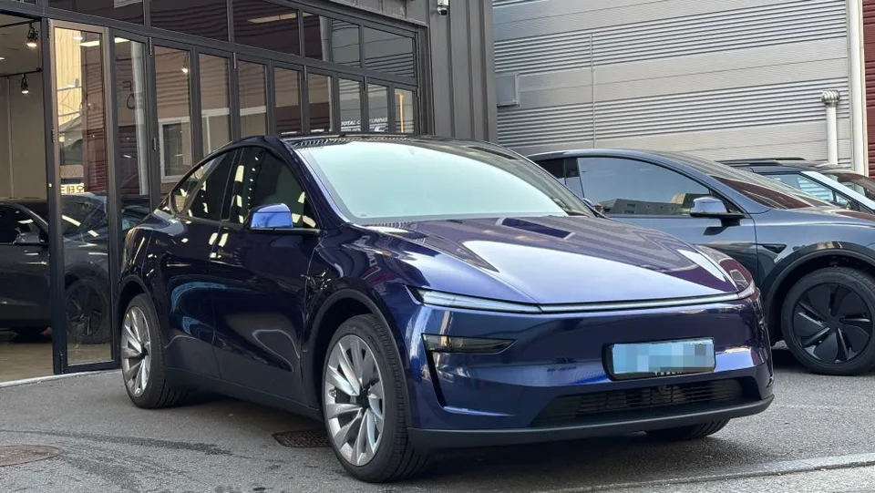 Tesla Model Y vinyl wrap - Tesla Model Y Vinyl Wrap Review: Custom Color & Cost photo 3