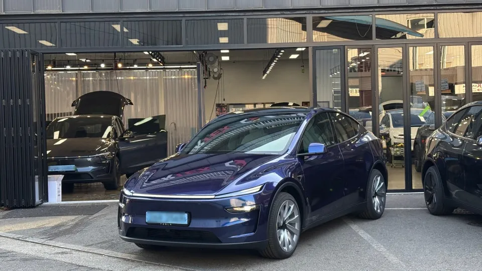 Tesla Model Yのカーラッピング事例 施工写真 1-2