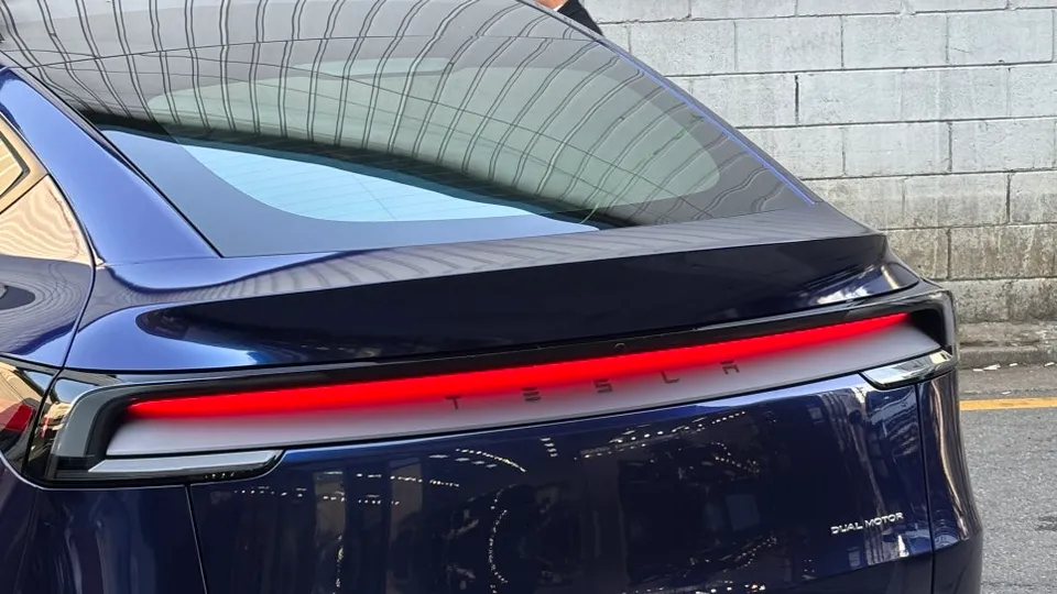 Tesla Model Yのカーラッピング事例 施工写真 3-2