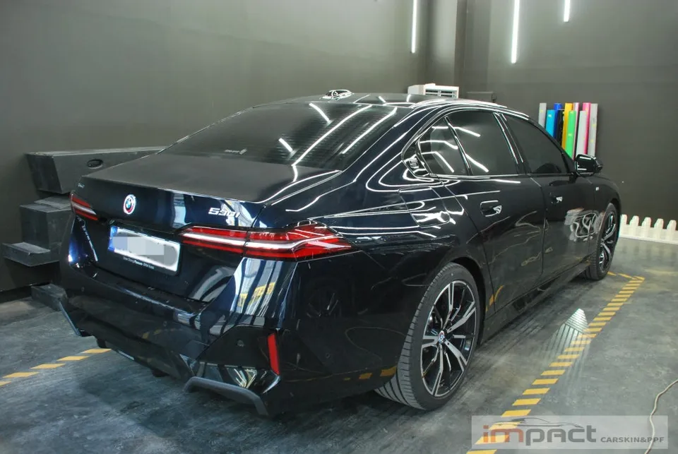 BMW 5 Series G60 カーラッピング事例:費用目安と仕上がり 施工写真 1-2