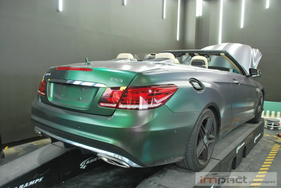 Mercedes-Benz Eクラス カブリオレのカーラッピング事例 施工写真 2-1