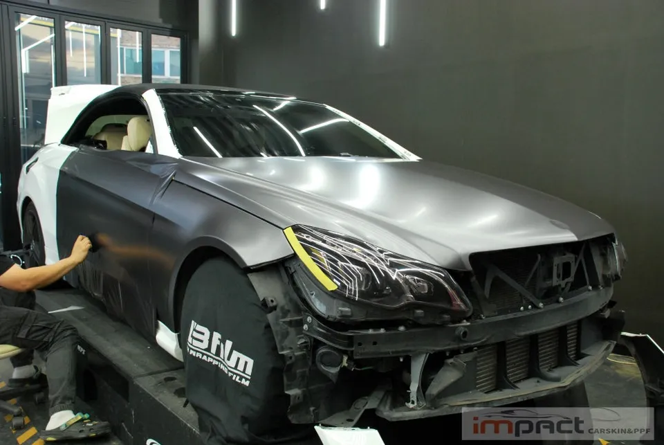 Mercedes-Benz Eクラス カブリオレのカーラッピング事例 施工写真 3-1
