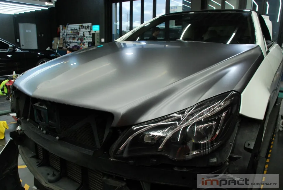 Mercedes-Benz Eクラス カブリオレのカーラッピング事例 施工写真 1-2