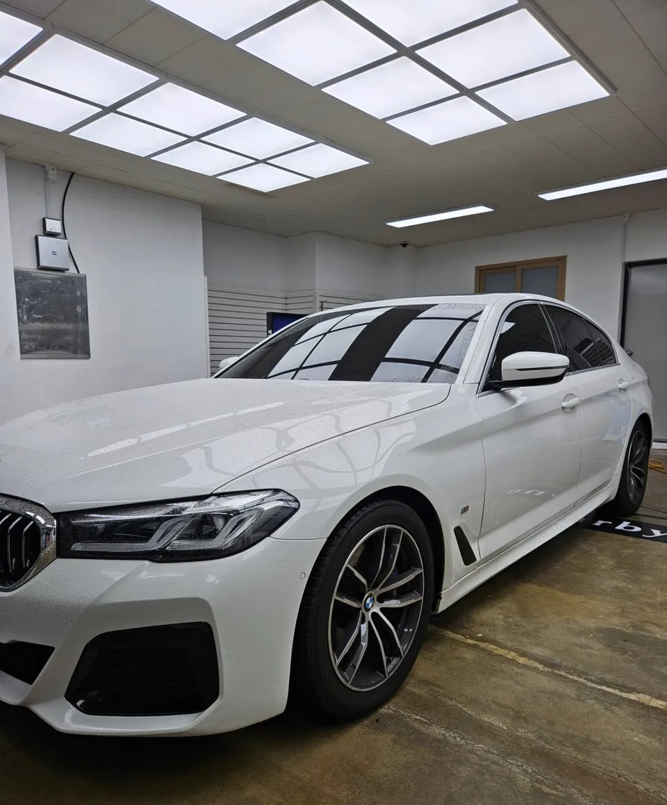 BMW 5 Series G30 vinyl wrap - BMW 5 Series G30 Vinyl Wrap Review: Sporty Chrome Delete photo 3