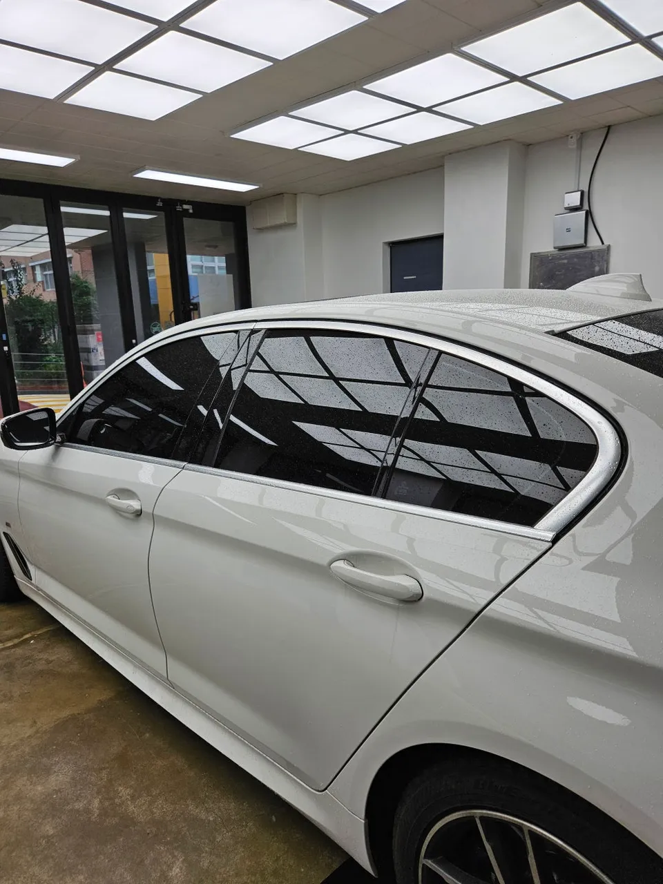 BMW 5 Series G30 vinyl wrap - BMW 5 Series G30 Vinyl Wrap Review: Sporty Chrome Delete photo 5