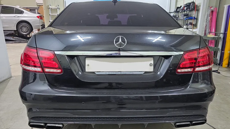 Mercedes-Benz E-Class W212のカーラッピング事例 施工写真 2-2