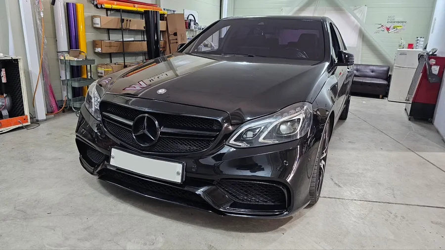 Mercedes-Benz E-Class W212のカーラッピング事例 施工写真 3-2