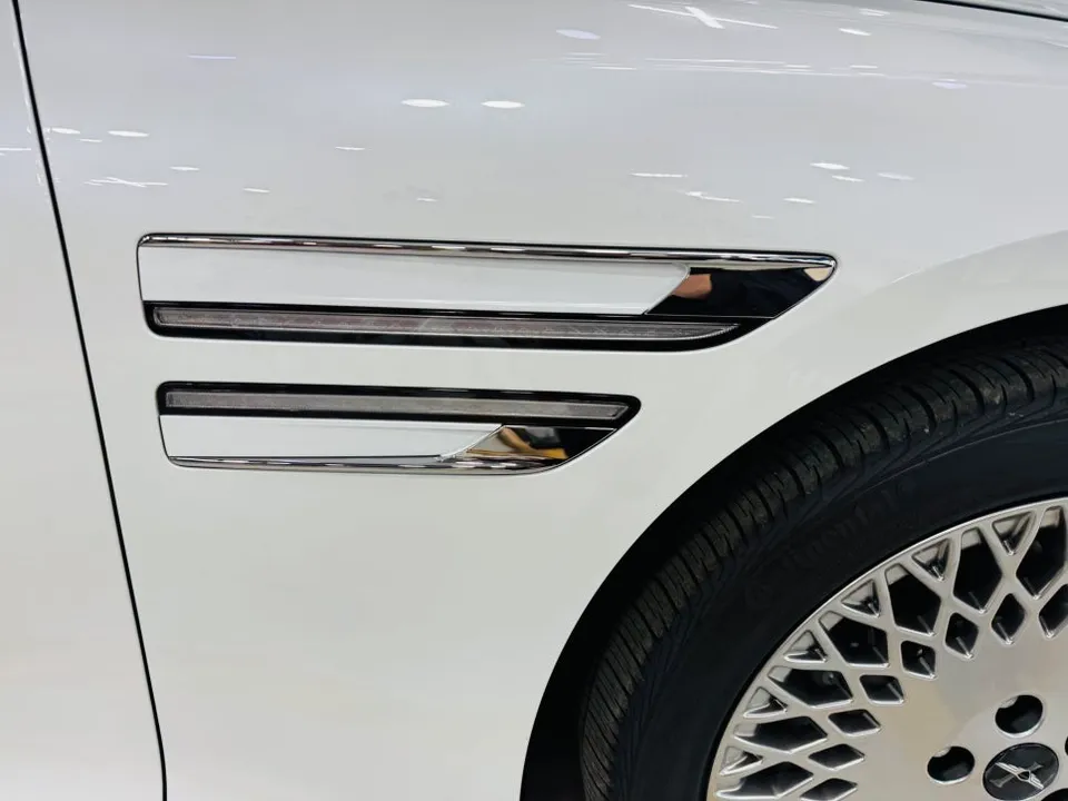 Genesis G80のカーラッピング事例|クローム除去でブラック化 施工写真 3-2