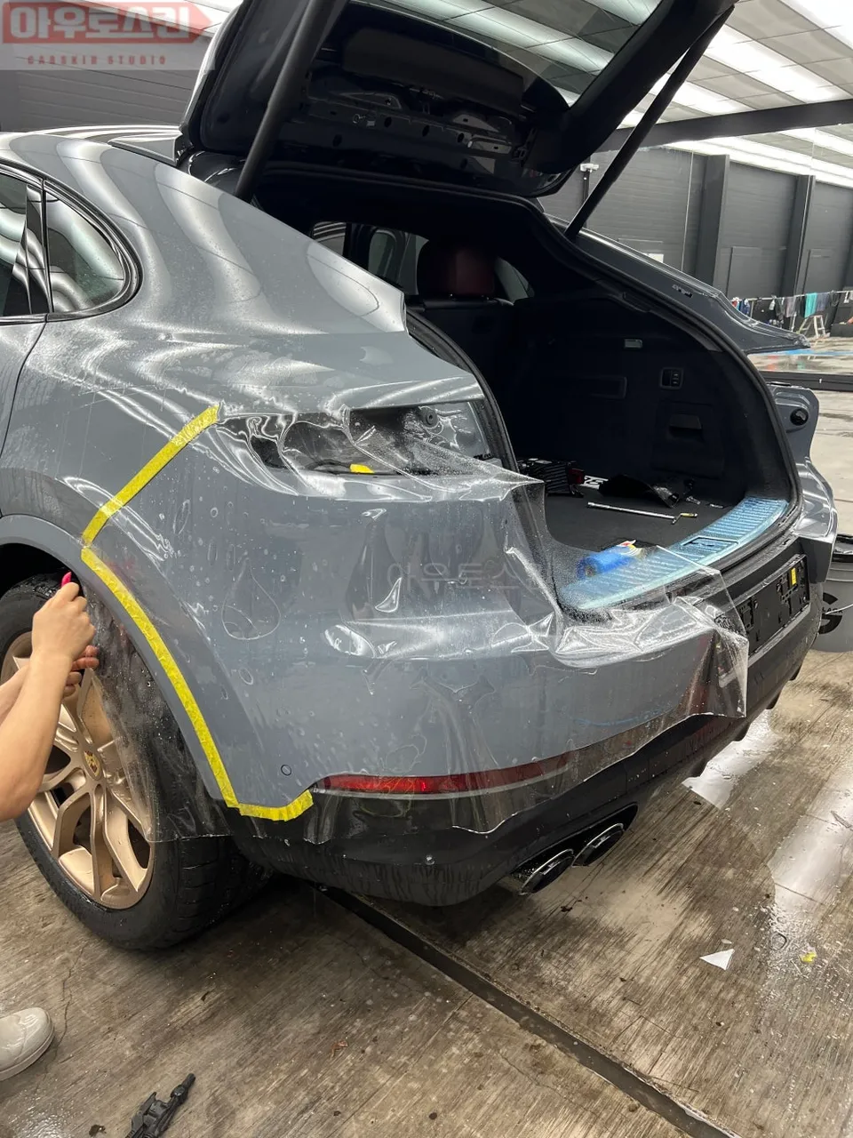 Porsche Cayenne CoupeのPPF施工事例 施工写真 2-1