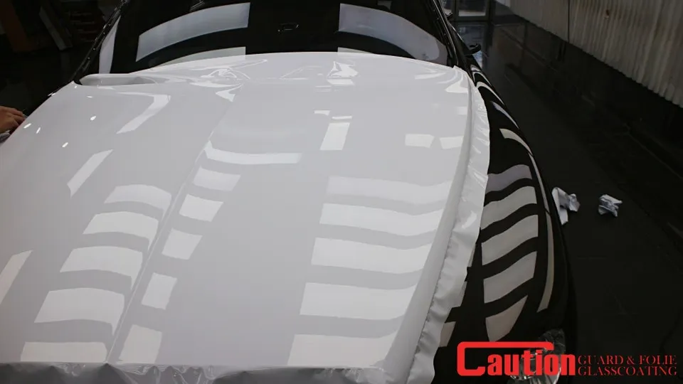 Bentley Flying Spurのカーラッピング事例｜高光沢ホワイトでエレガントに 施工写真 3-1