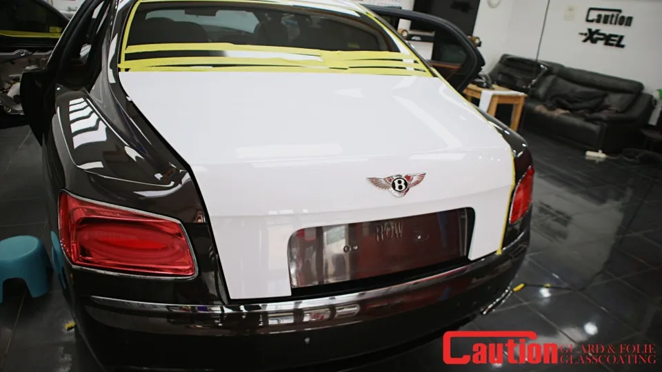 Bentley Flying Spurのカーラッピング事例｜高光沢ホワイトでエレガントに 施工写真 3-2