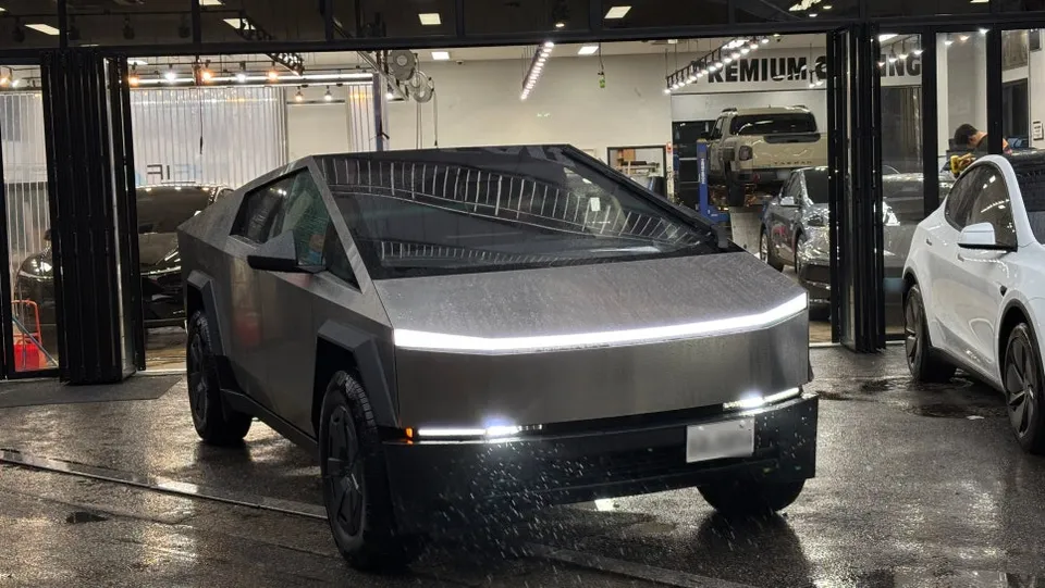 Tesla Cybertruckのカーフィルム施工事例|費用目安・仕上がり 施工写真 2-1