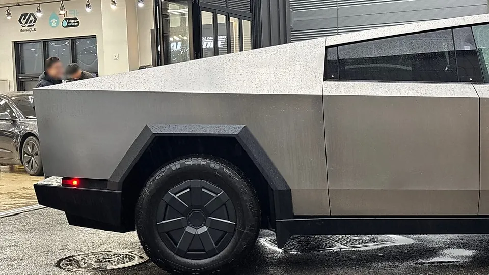 Tesla Cybertruckのカーフィルム施工事例|費用目安・仕上がり 施工写真 1-2