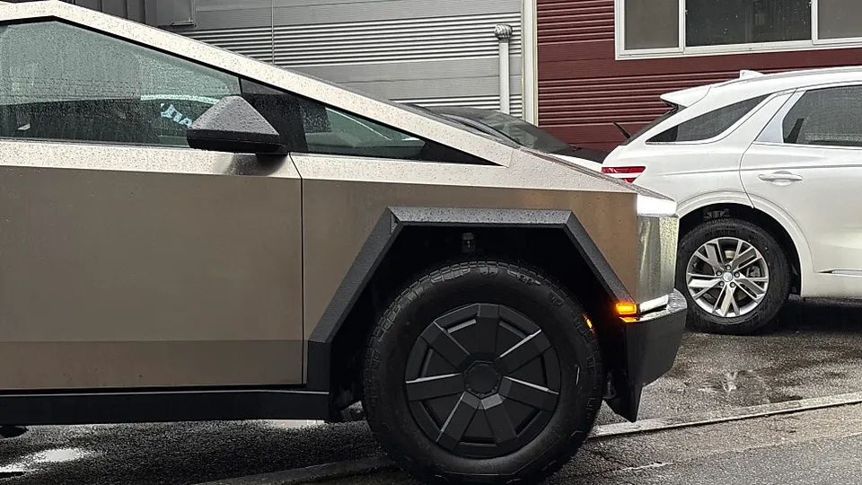 Tesla Cybertruckのカーフィルム施工事例|費用目安・仕上がり 施工写真 2-2