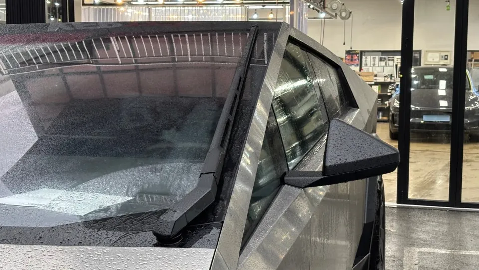 Tesla Cybertruckのカーフィルム施工事例|費用目安・仕上がり 施工写真 3-3