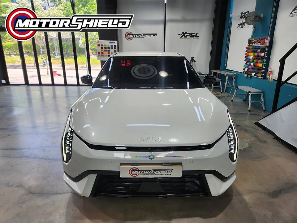 Kia EV4 vinyl wrap - Kia EV4 Vinyl Wrap Review: Gloss Black Roof Skin photo 3