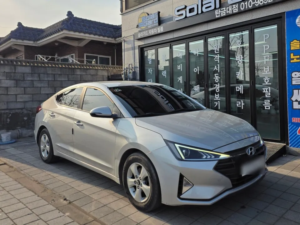 Hyundai Elantraのカーフィルム施工事例|費用目安・仕上がり 施工写真 1-2