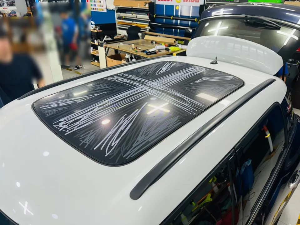 MINI Countrymanのカーラッピング事例|サンルーフデカール 施工写真 2-2